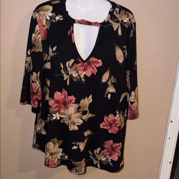 La Gypsy Tops - Floral Keyhole Women's Top 2X